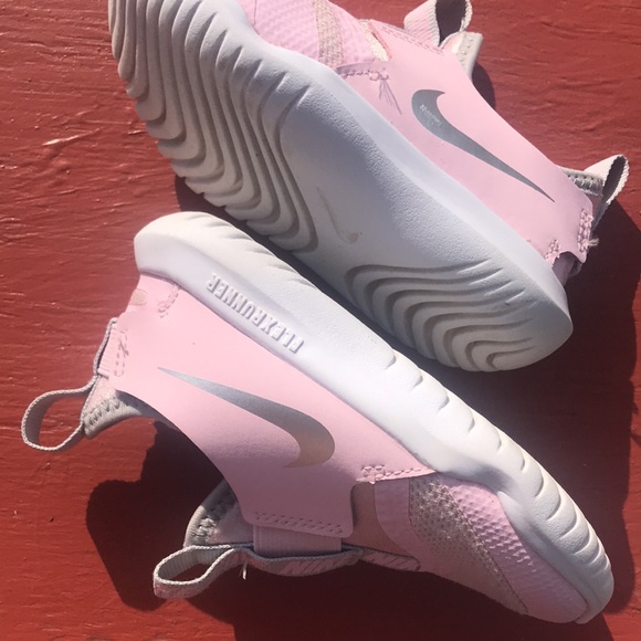 Light pink & white Nike 8c toddlers sneakers - Picture 6 of 6